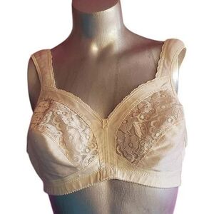 Vintage union label ivory lace bra (see measurements below)